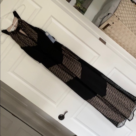 London Times Dresses & Skirts - NWT lace detail long sleeveless dress